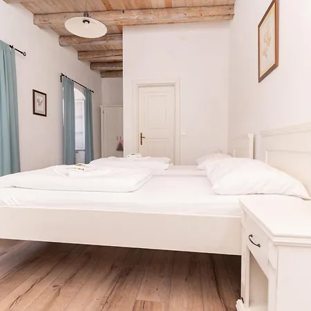 Πανσιόν Koraceva Kuca 3*